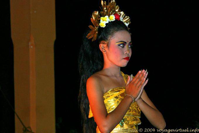 Postura com as mãos postas do jovem dançarino, dança Ramayana - Bali