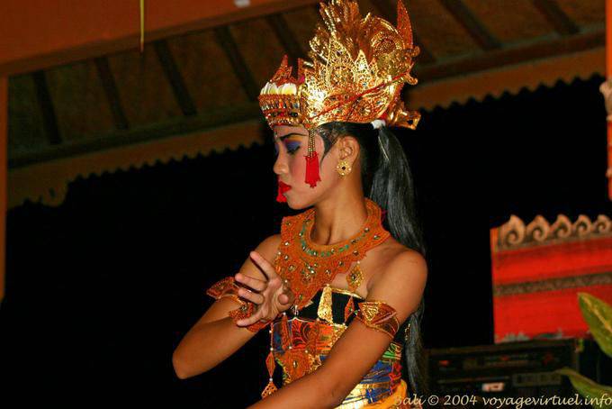 Perfil com o Capacete de Ouro, dança Ramayana - Bali
