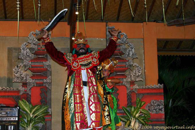Dancer segurando um Kriss, dançar Ramayana Nusa Dua - Bali
