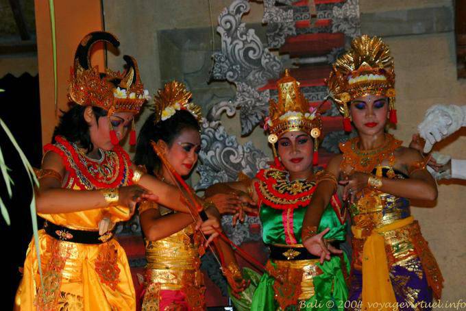 Amazons, tiro com arco, dançar Ramayana Nusa Dua - Bali