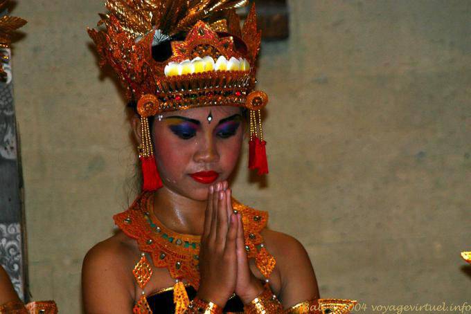 Jovem dançarina saudação Ramayana Nusa Dua - Bali