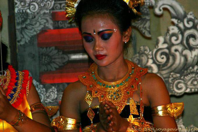 Dançarino com os olhos baixos dançar Ramayana Nusa Dua - Bali