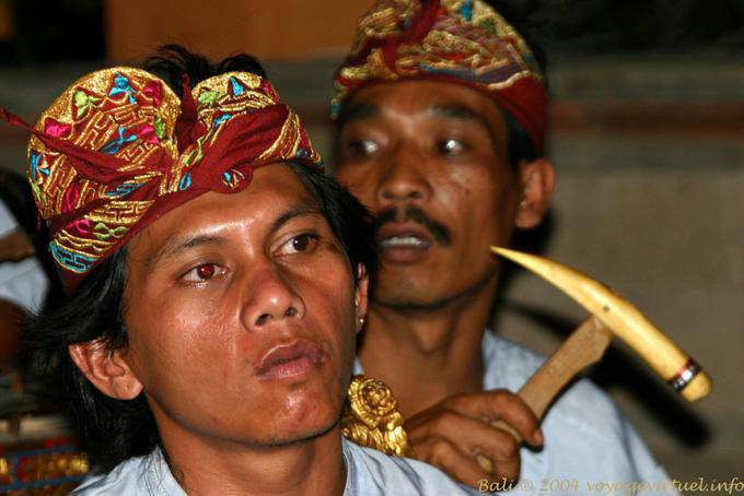 Atenciosamente Ramayana músicos de dança - Bali