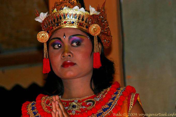 Olhar de soslaio do bailarino, balineses show de dança - Bali
