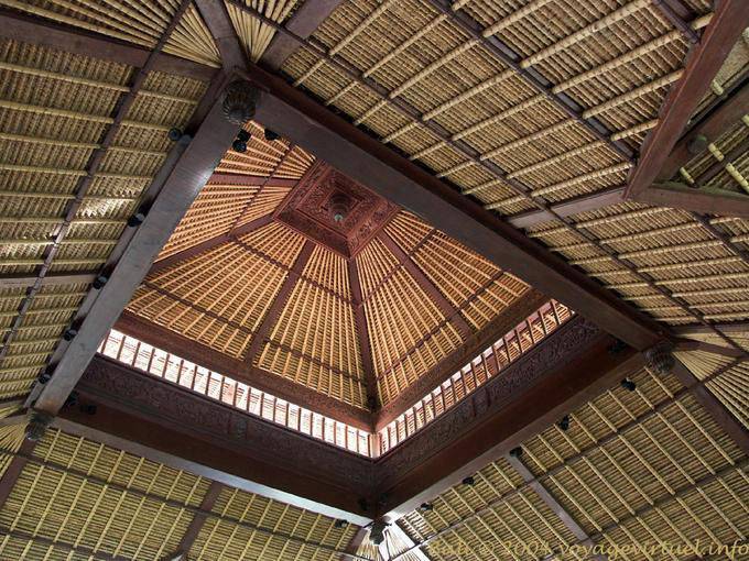 Intérieur de toit de temple à la fabuleuse architecture de bois, Bali Tanah Lot 