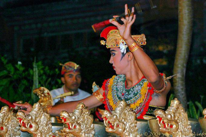 Mão com a escova da Barong - Bali