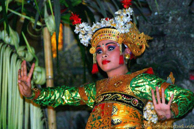 Dança Legong caracterizada por movimentos dos dedos complexos - Bali