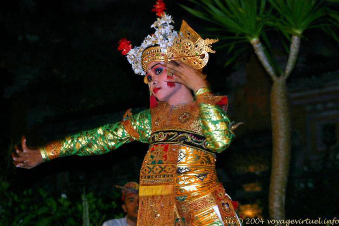 Dancer com vestido de ouro bordado e cocar decorado com flores, Barong - Bali