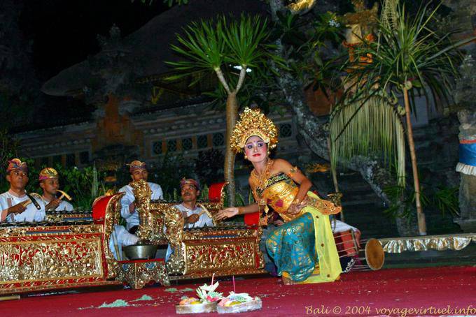 Dançarino tradicional e orquestra, Ubud Barong - Bali