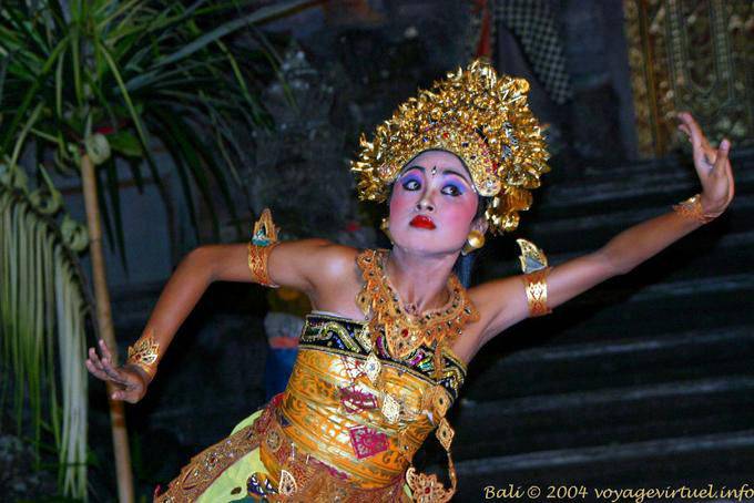 Figura clássica de dança balinesa Barong Ubud - Bali