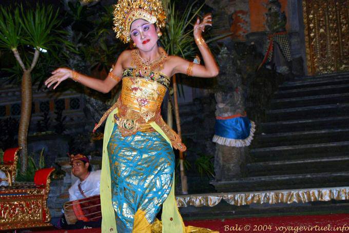 Balançando o dançarino, dança Ubud Barong - Bali