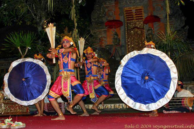 Guarda-chuvas abertos e dançarinos marciais, Barong Ubud - Bali