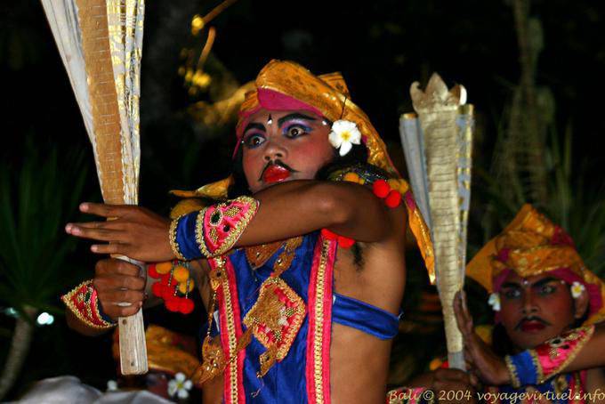 Bali Ubud Barong dançarino vestindo olho intervalo fechado - Bali