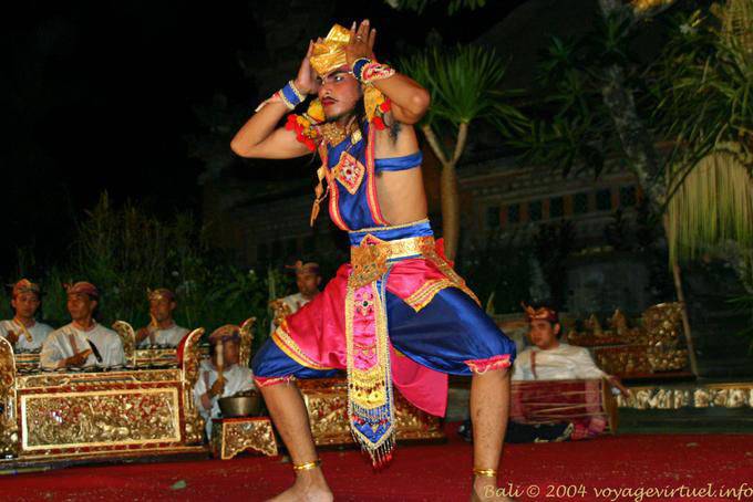 Dancer Rei antes Batubulan orquestra, Ubud Bali Barong dança - Bali