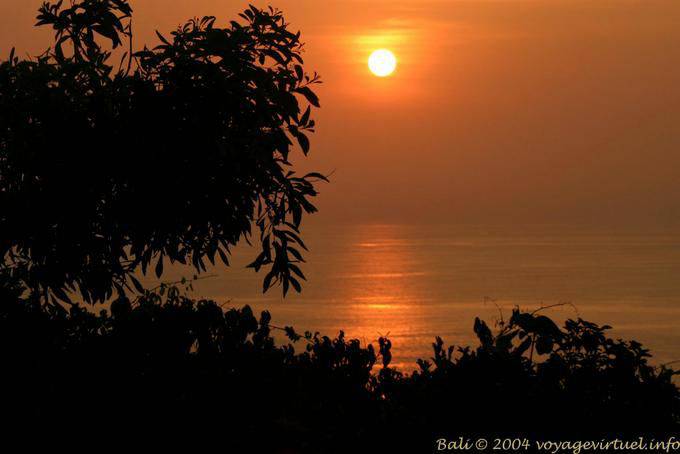 Sun no por do sol do oceano Uluwatu - Bali