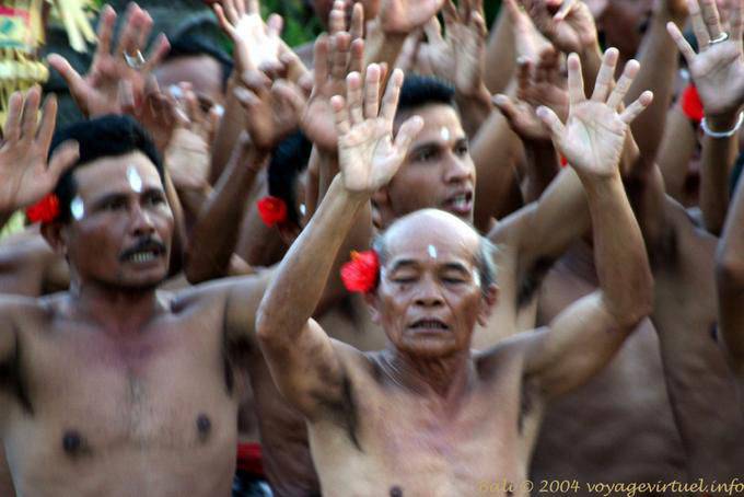 Choir trance pontuando dançar Kecak Uluwatu - Bali