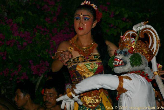Intervenção de Hanuman, o chefe dos macacos, Uluwatu Kecak dança - Bali