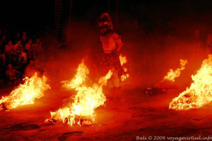 Dança Trance nas chamas Uluwatu Kecak - Bali