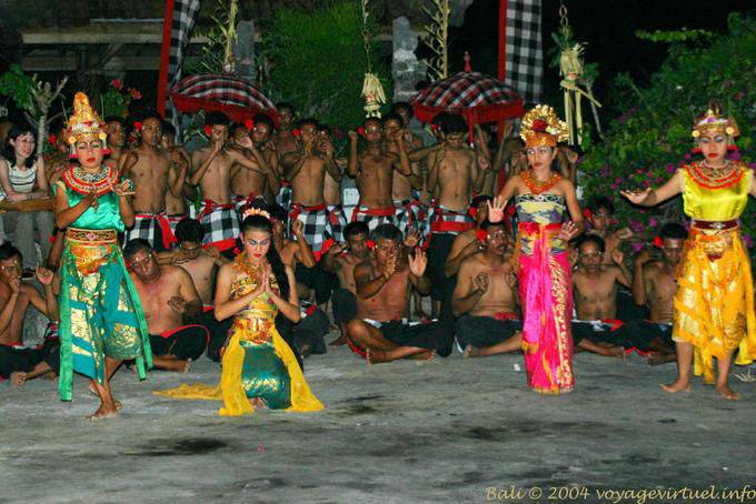 Cacofonia de chak-Achak-Achak, Kecak dança em Uluwatu - Bali