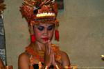 Jovem dançarina saudação Ramayana Nusa Dua, Bali.