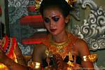 Dançarino com os olhos baixos dançar Ramayana Nusa Dua, Bali.