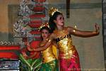 Meninas balé, dança Ramayana Nusa Dua, Bali.
