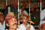 Músicos extático dançar Ramayana Nusa Dua, Bali.