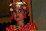 Olhar de soslaio do bailarino, balineses show de dança, Bali.