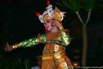 Dancer com vestido de ouro bordado e cocar decorado com flores, Barong, Bali.