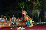 Dançarino tradicional e orquestra, Ubud Barong, Bali.