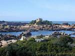 O canal para a ilha de Costaérès, São Guirec, Brittany, França.