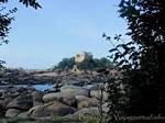 Costaérès Castelo visto a partir da costa de granito rosa, Brittany, França.