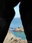 Entre as rochas, rosa costa de granito, Perros Guirec, Brittany, França.