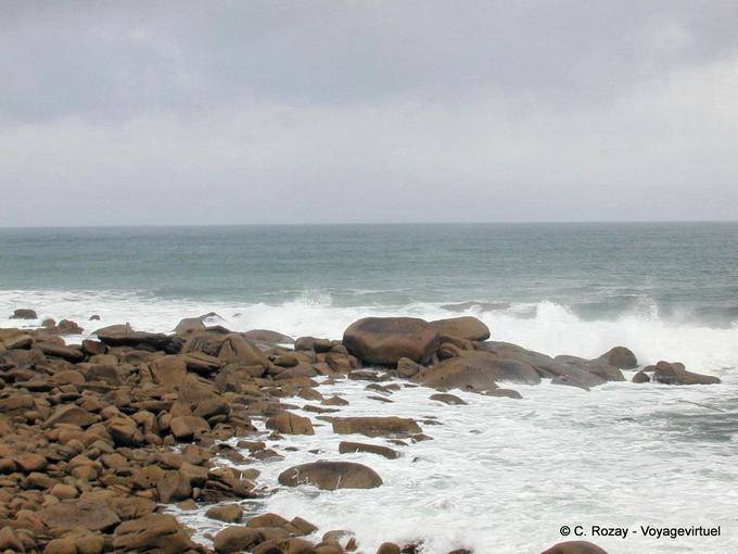 Onda em rochas em Brittany, Brittany - França