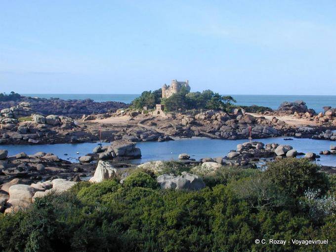 O canal para a ilha de Costaérès, São Guirec, Brittany - França