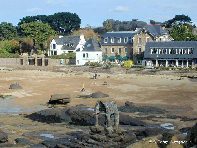 O Oratório de Saint-Guirec na maré baixa na baía, Brittany - França