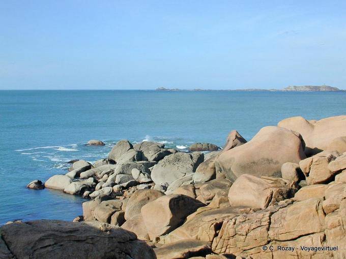Após a enseada de Pors Kamor, Ploumanach, Brittany - França
