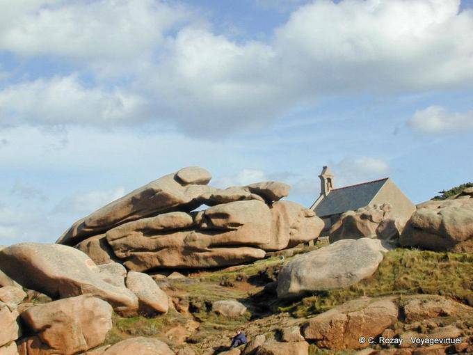 Paisagem da Costa de Granito Rosa para Ploumanac'h, Brittany - França