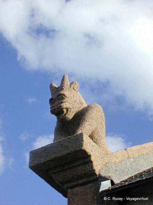 Tipo de decoração gárgula em uma falsa capela Douaniers passeio, Brittany - França