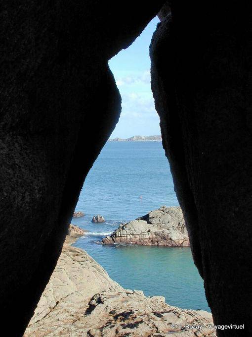 Entre as rochas, rosa costa de granito, Perros Guirec, Brittany - França
