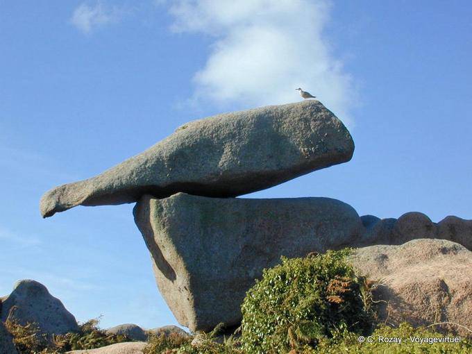 Rock in equilíbrio, fuga costumes, Ploumanac'h, Brittany - França