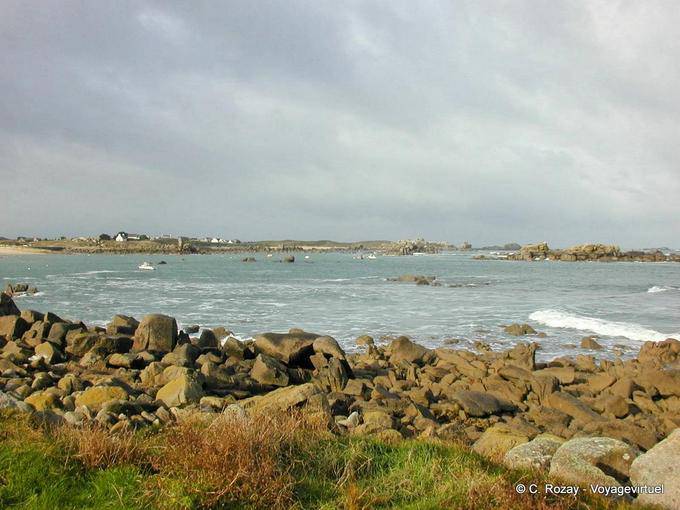 Chaos rochas para a Costa de Granito Rosa, Brittany - França