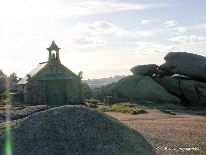 Outra visão da casa com gárgulas, Ploumanac'h, Brittany - França