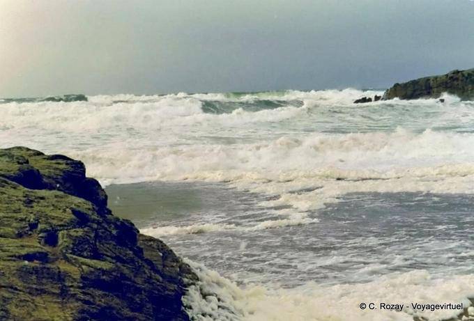 Rolos na praia e oceano unleashed, Quiberon, Brittany - França