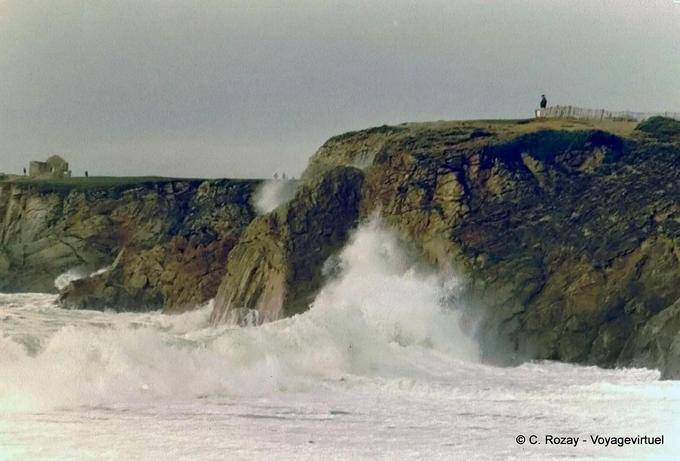 Espuma dos dias durante a tempestade, Quiberon, Brittany - França