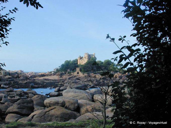 Costaérès Castelo visto a partir da costa de granito rosa, Brittany - França