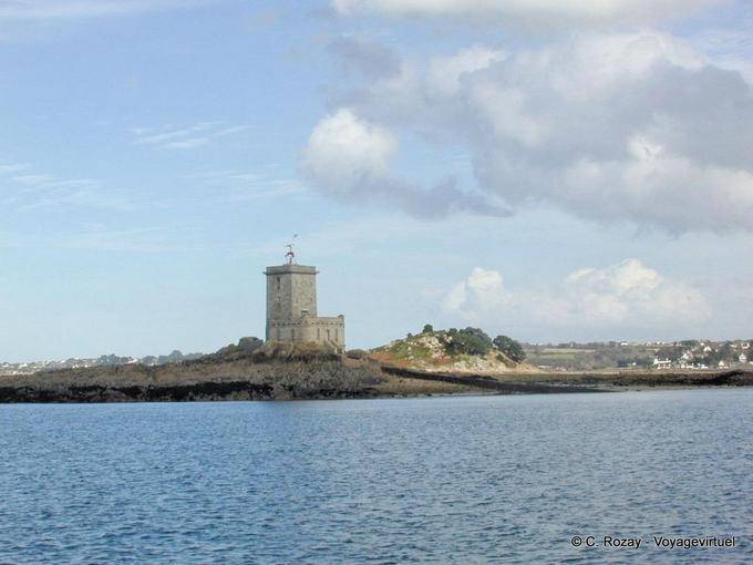 Castelo na ilha preta, perto de Morlaix, Brittany - França