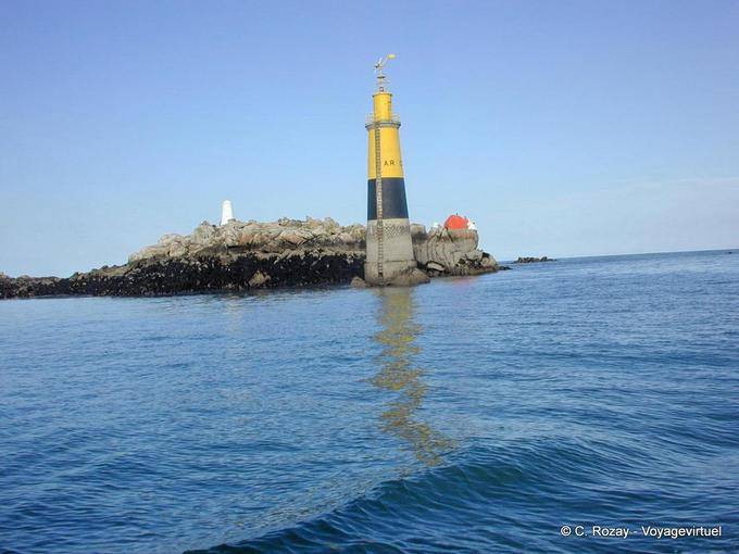 Farol farol na ilha da baía de Morlaix, Brittany - França