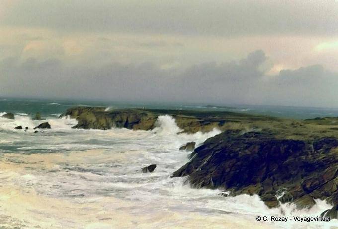 Ondas tormentosos na ponta da península de Quiberon, Brittany - França