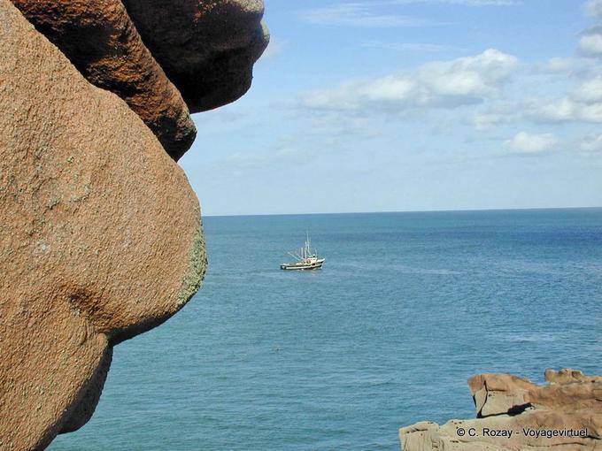 Barco de pesca visto a partir da Guarda Costeira fuga, Brittany - França